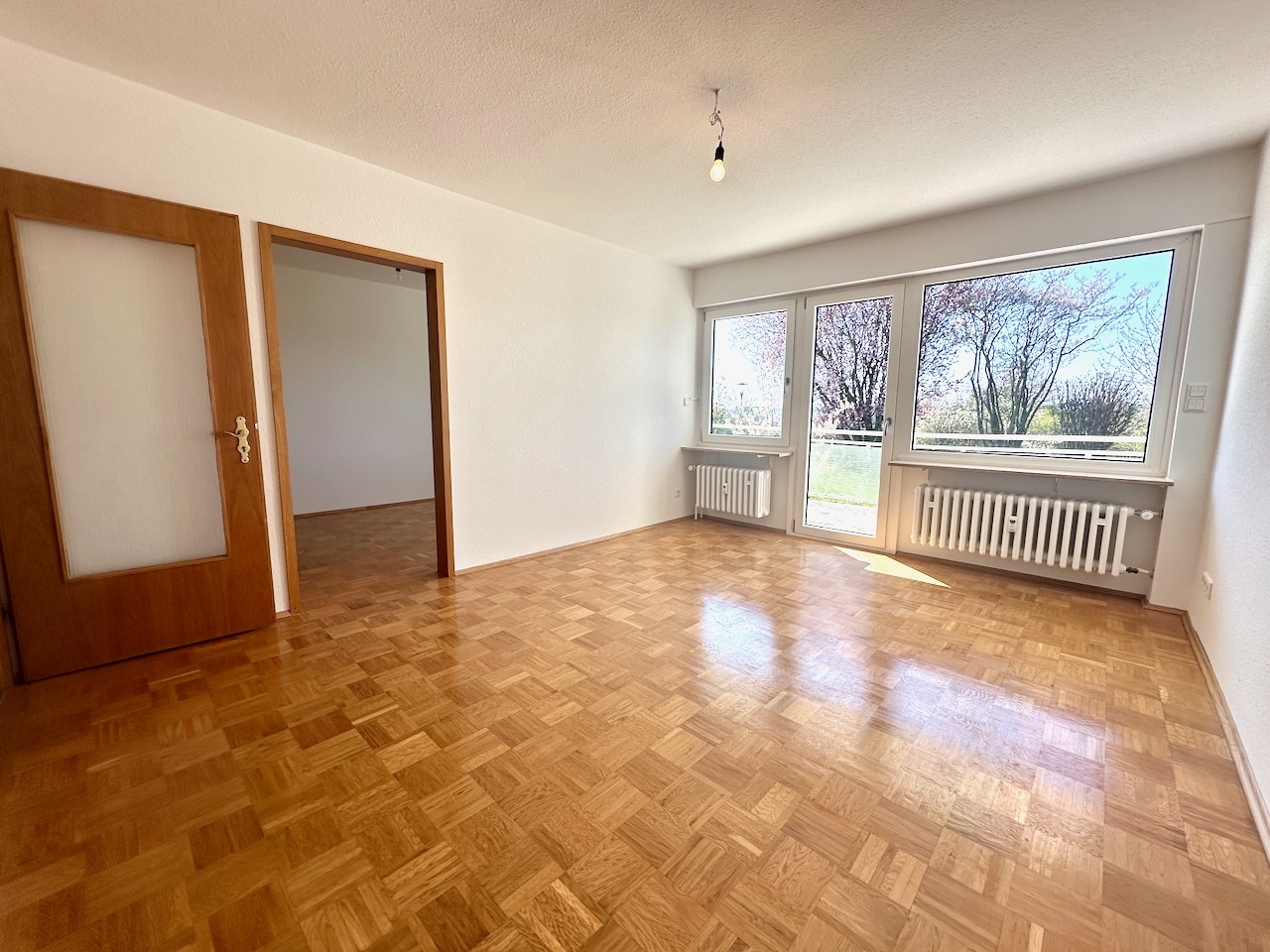 Geschmackvoll sanierte 2-ZW mit Terrasse und Gartenanteil direkt am Naturschutzgebiet am Heuchelhof