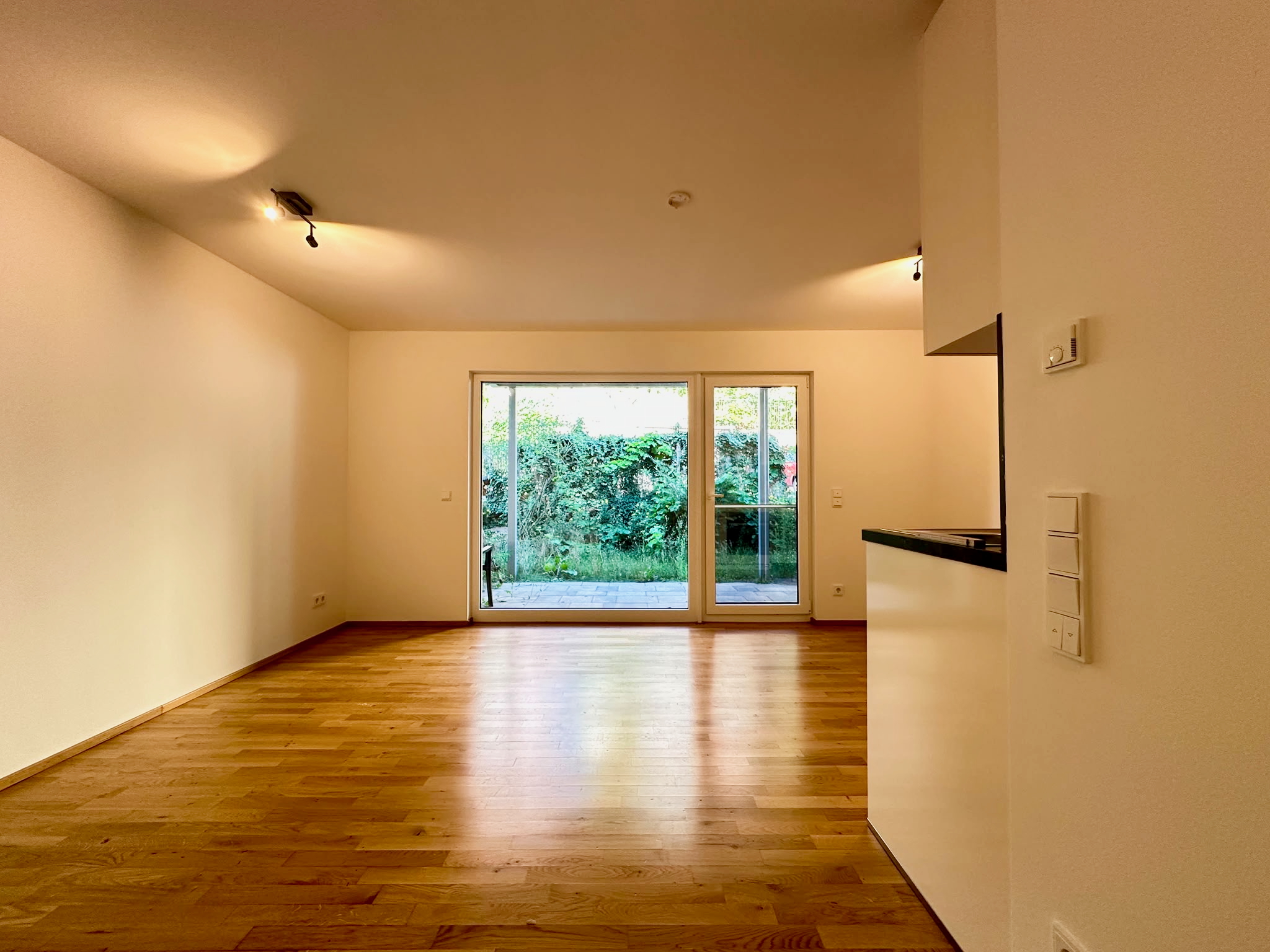 Hochwertig ausgestattet und gut vermietet: 1-ZW mit EBK, Terrasse und Stellplatz in Versbach!