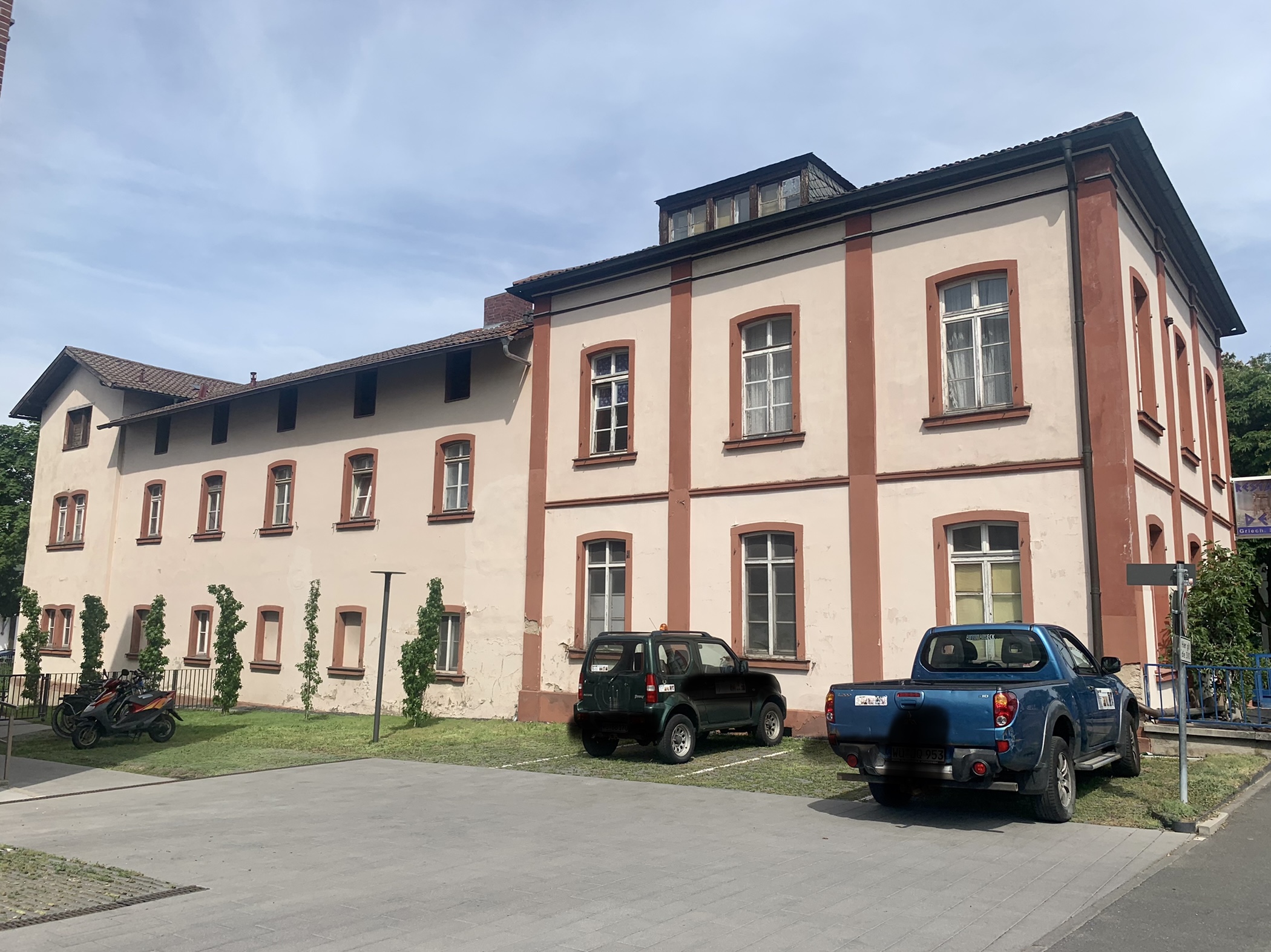 Würzburg: Denkmalschutz-Mehrfamilienhaus mit Gewerbe inklusive Baugenehmigung